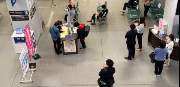 来庁者が拍手をしている様子