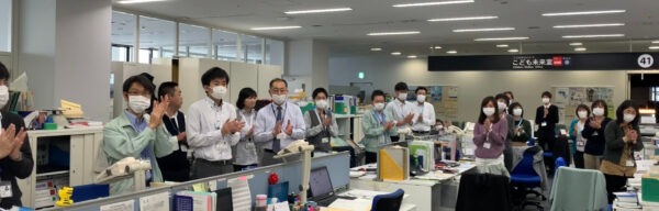 職員が拍手をしている様子