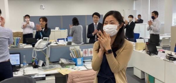 職員が拍手をしている様子2