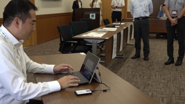 市長が顔認証をしている様子