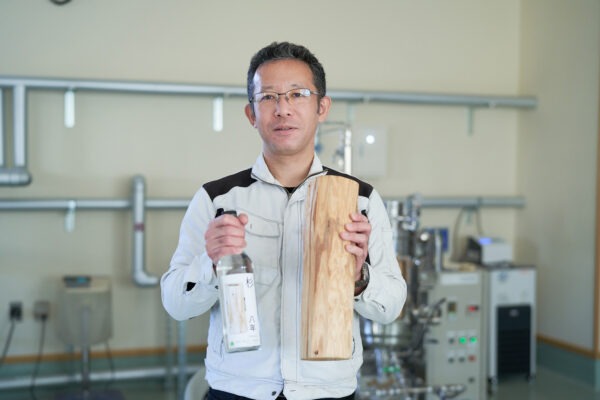 このくらいの量の木材から、おおよそ瓶1本分程度の木の酒をつくることができるという