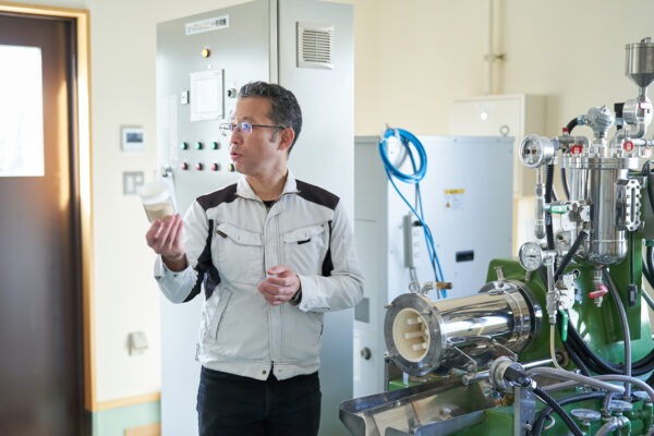 説明をしている大塚祐一郎主任研究員