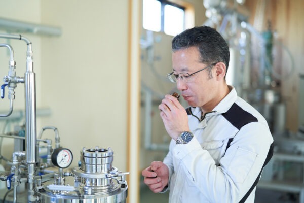 香りを嗅ぐ大塚祐一郎主任研究員