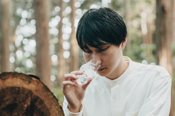 香りを嗅ぐ辰巳和也さん