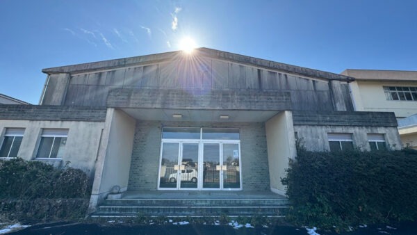 木の酒の蒸留所として活用される旧作岡小学校