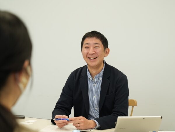 笑顔で話す中村和彦係長