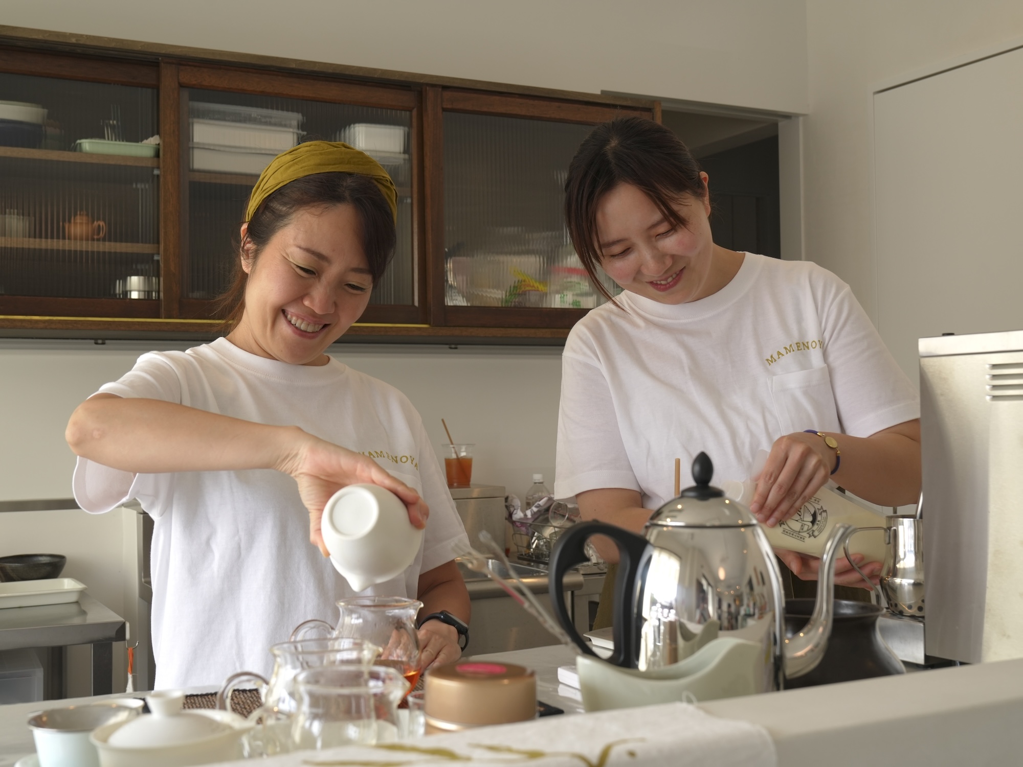 にこやかに豆腐スイーツとドリンクをつくるスタッフ2人の写真