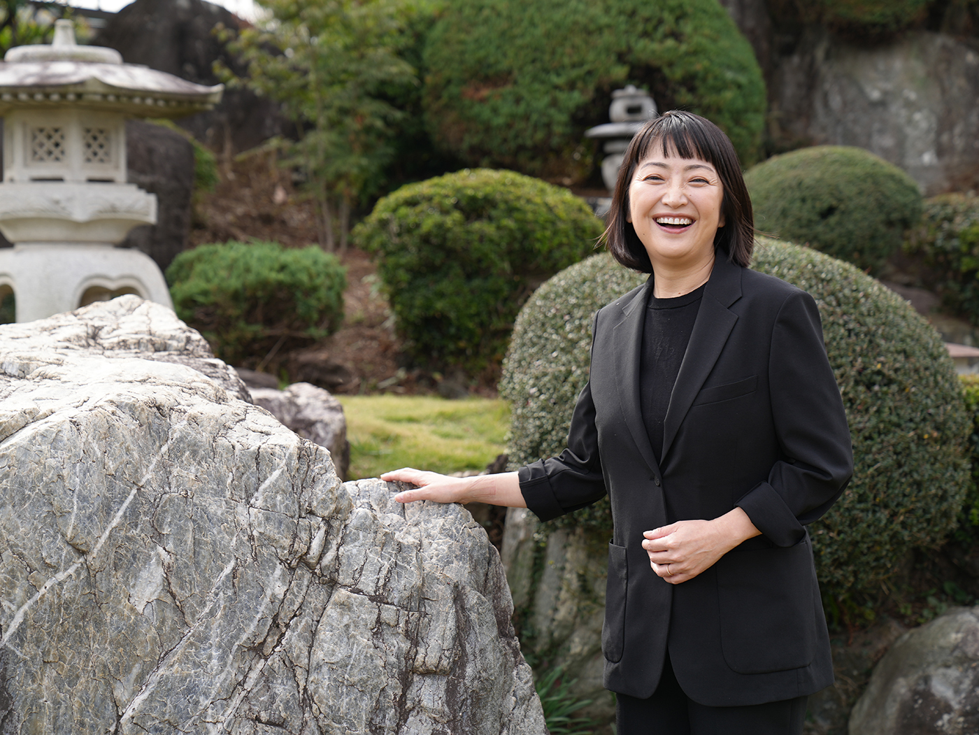庭園にある立派な庭石と藤木さんの奥様の写真