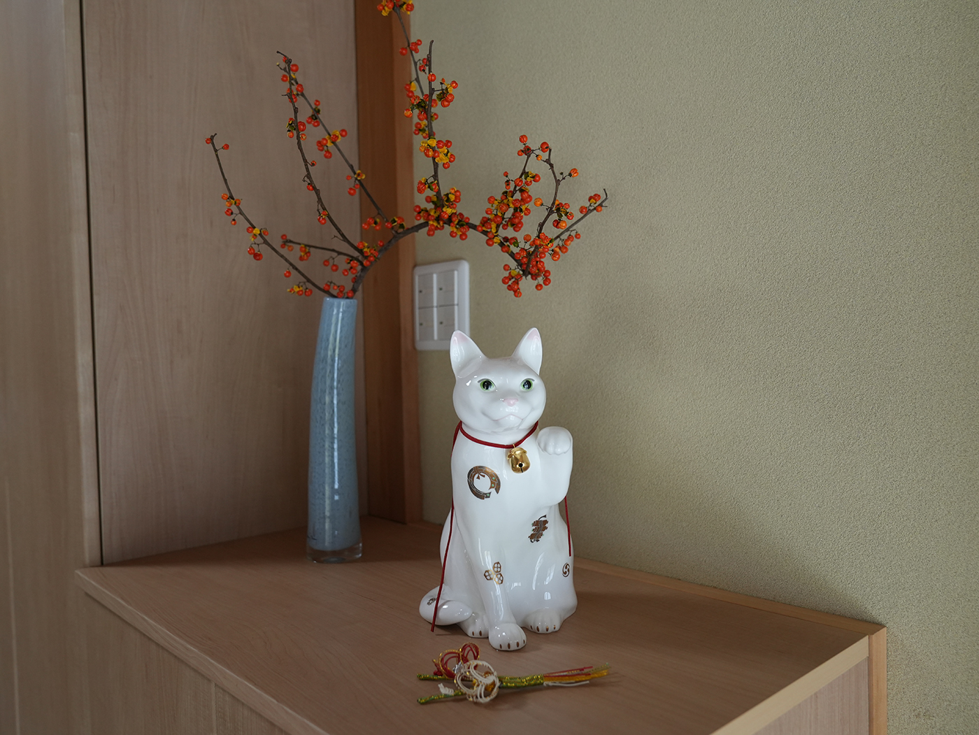 ミドリノスタジオの玄関の招き猫と枝物の写真