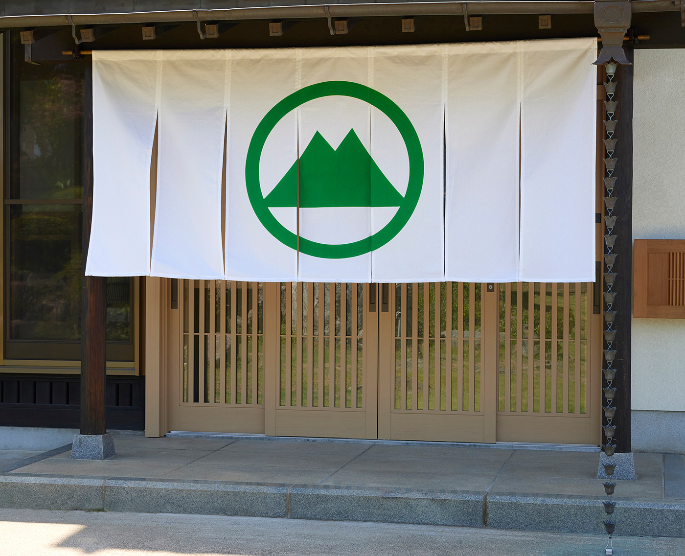 ミドリノスタジオのロゴが入った暖簾の写真