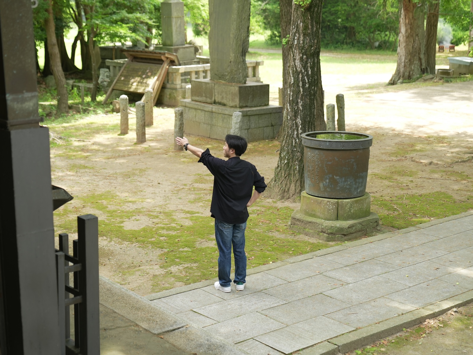 境内で案内する藤島さん
