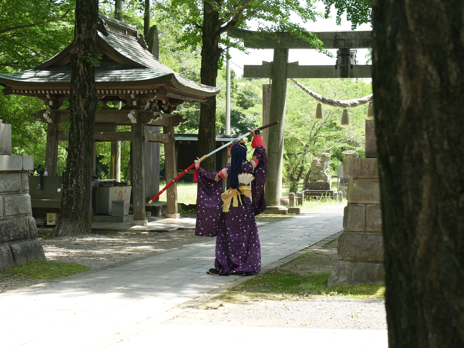 境内でポーズを取るレイヤーさん