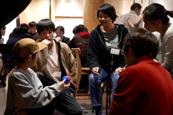 ボールを持っているこども