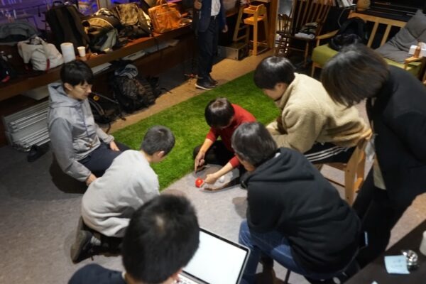 ボールを転がすこども