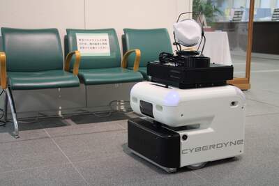 ベンチの前の床を清掃している除菌清掃ロボットCL02の写真