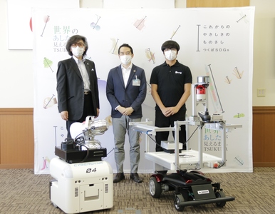 2台の除菌ロボットと一緒に撮影した集合写真