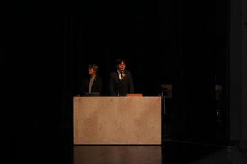 演壇に立ちプレゼンをしている2人の筑波大学の学生の写真