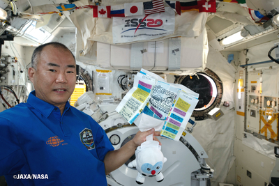ISS内でメッセージを見ている野口宇宙飛行士とフックン船長の写真