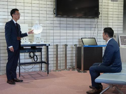 市長が説明を聞いている様子