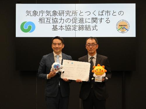 署名後の写真撮影の様子