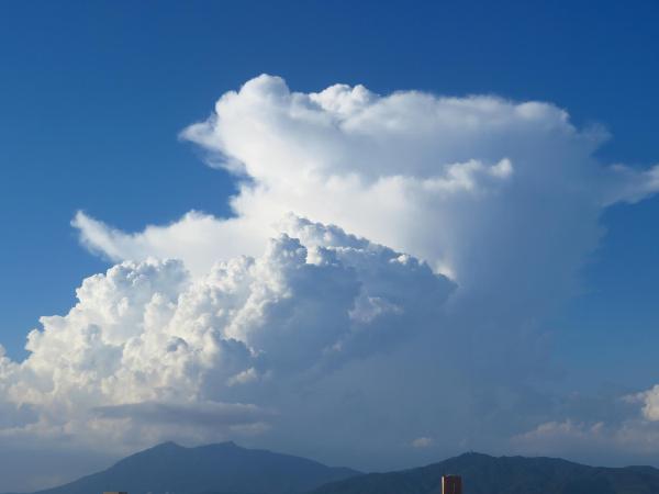 （左）筑波山と積乱雲