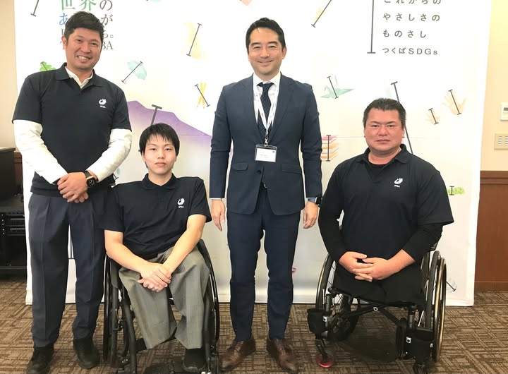 パラスポーツ協会の皆さんと記念撮影