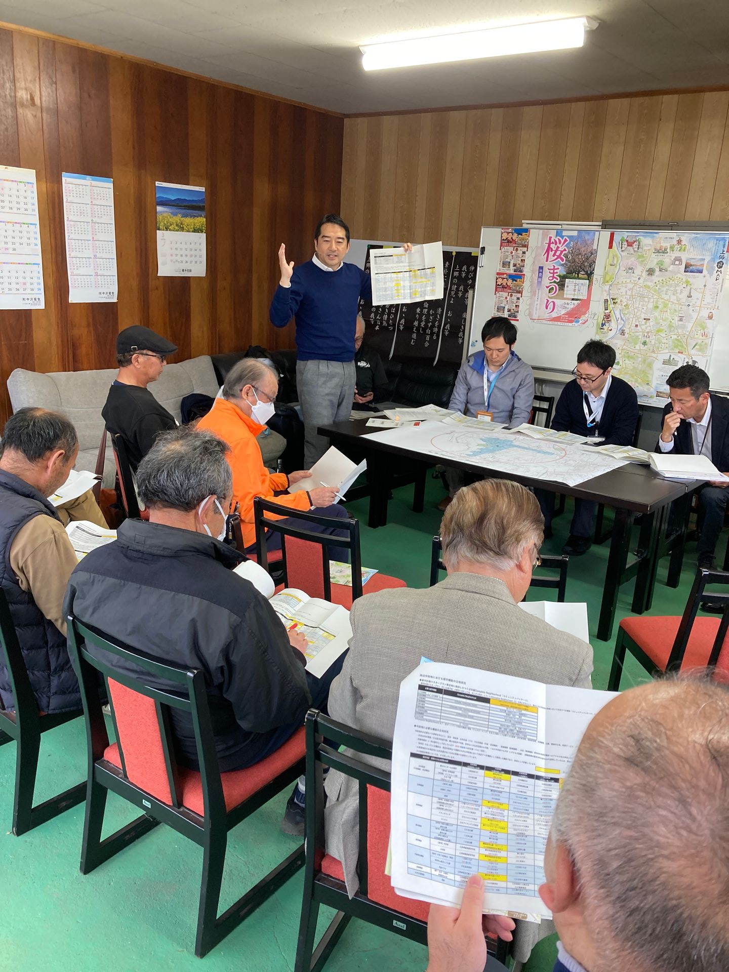 15分都市について説明する市長