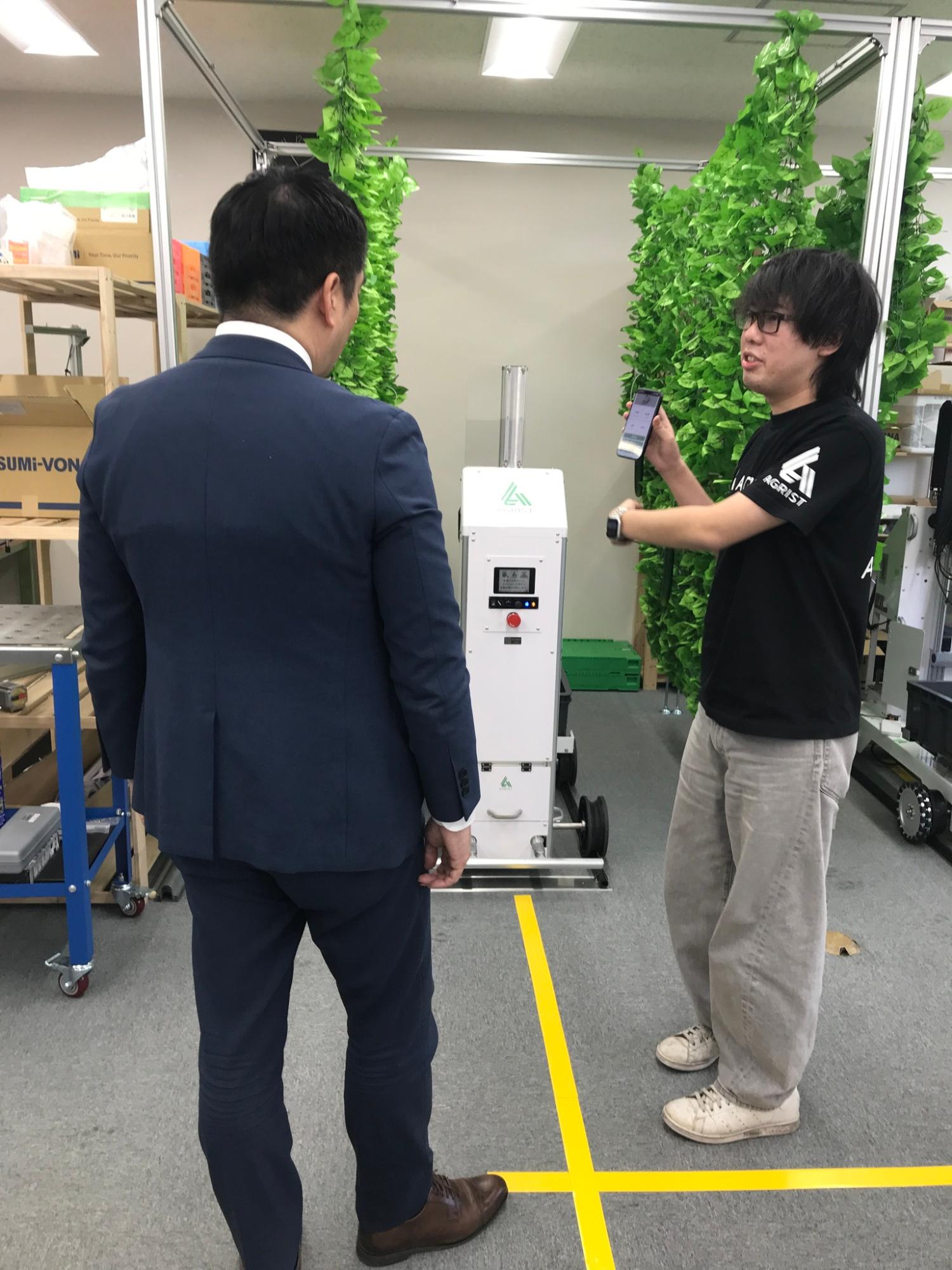 収穫デモの説明を受ける市長