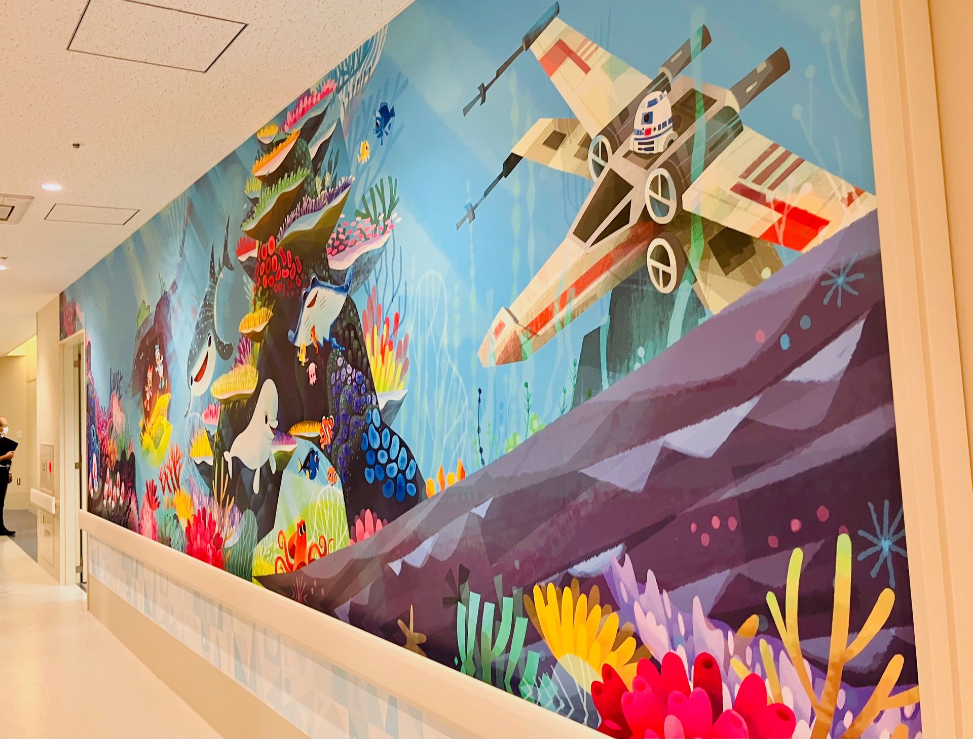 ディズニーのキャラクターがあしらわれた壁紙の様子