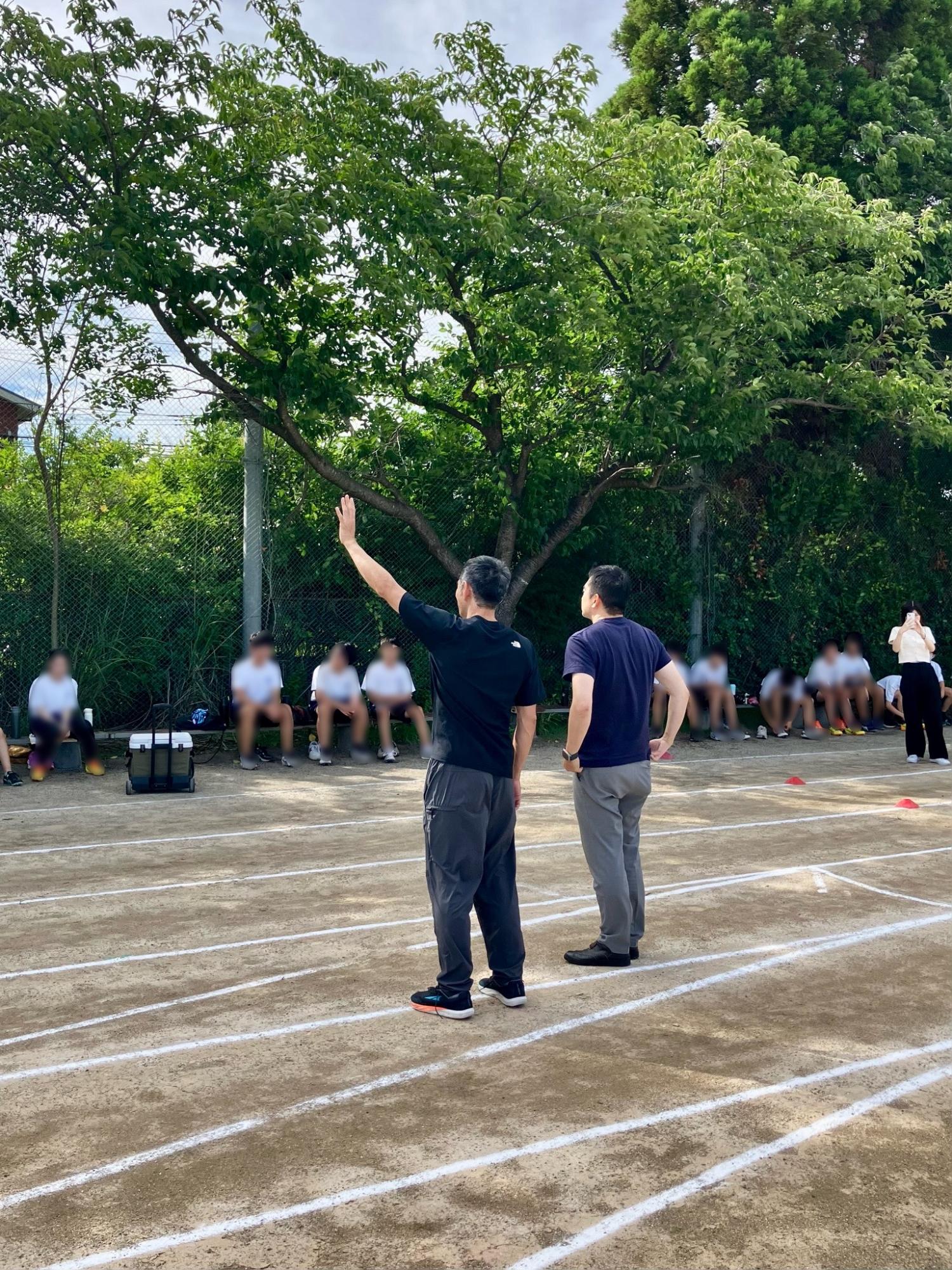 並木中の部活動を見学する為末さんと市長