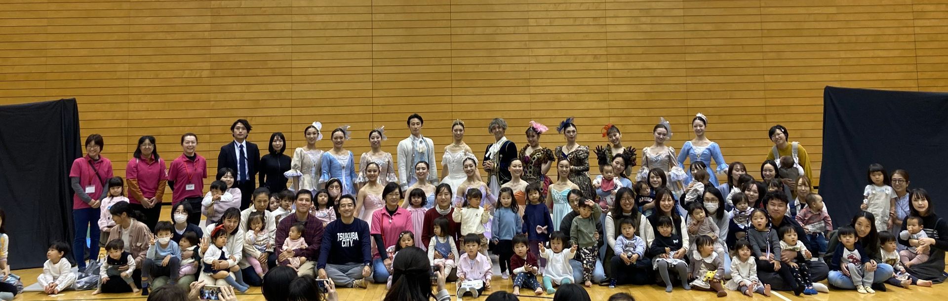 みらい子育てネット、みなとシティバレエ団の皆さんとの集合写真