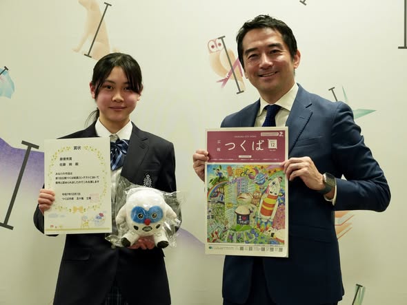 佐藤絢さんと市長の記念写真