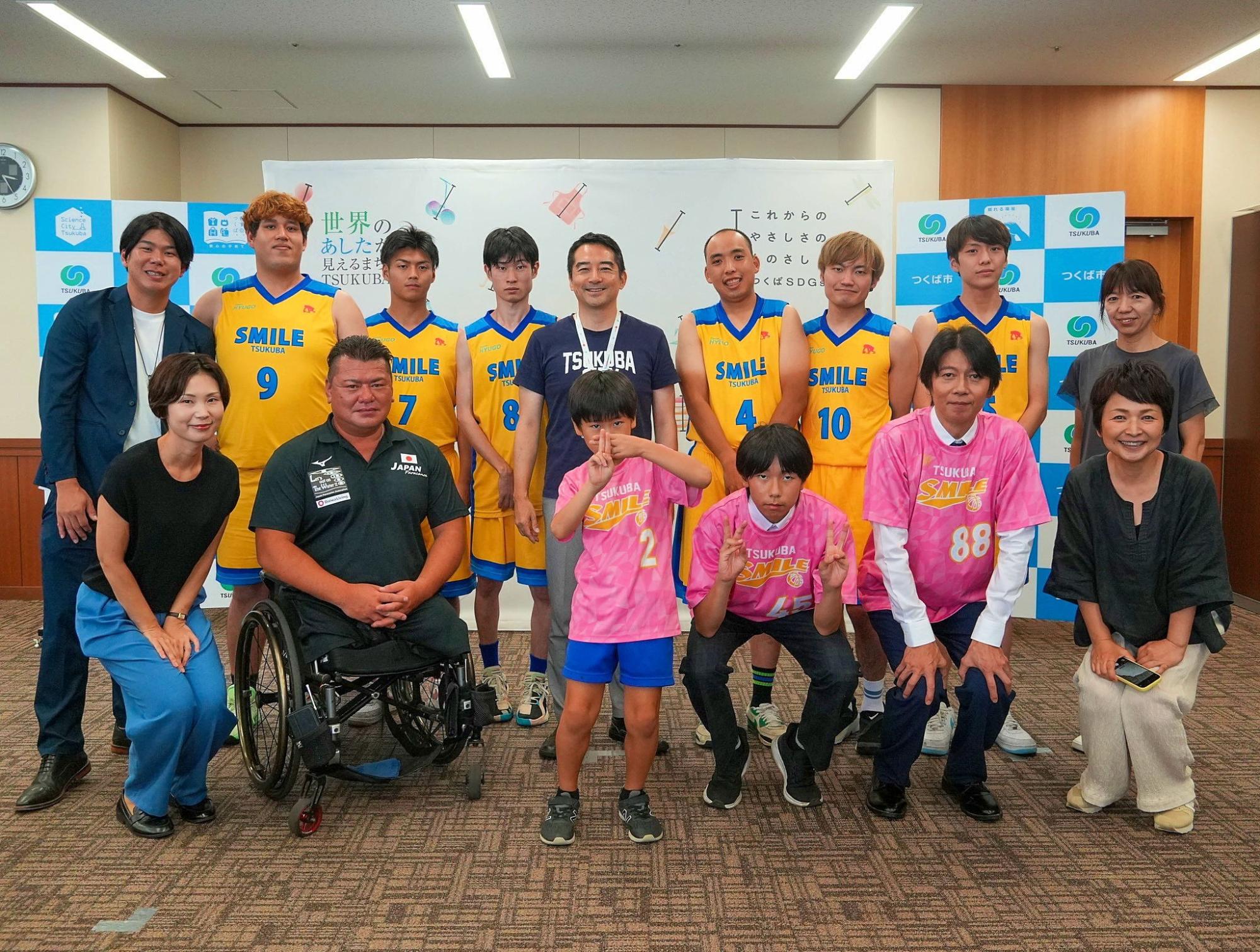 SMILE BASKETBALL CLUBの皆さんと市長の記念写真