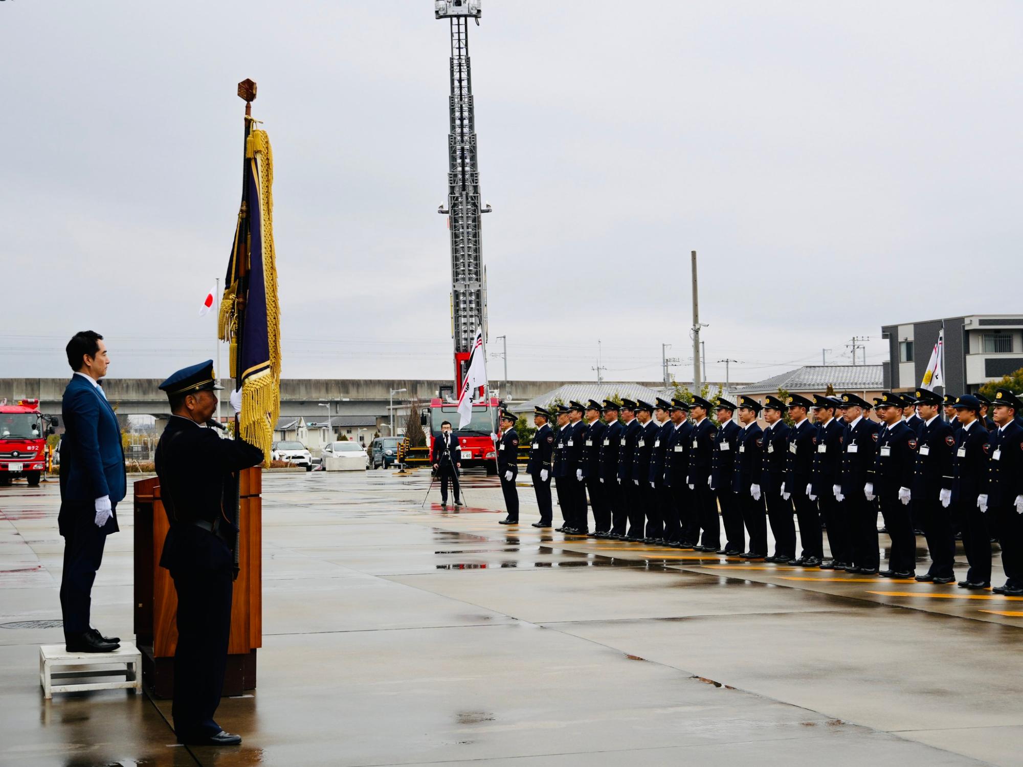 整然と並ぶ消防隊員