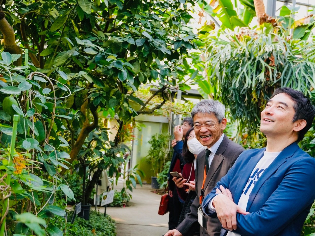 筑波実験植物園を見学する様子