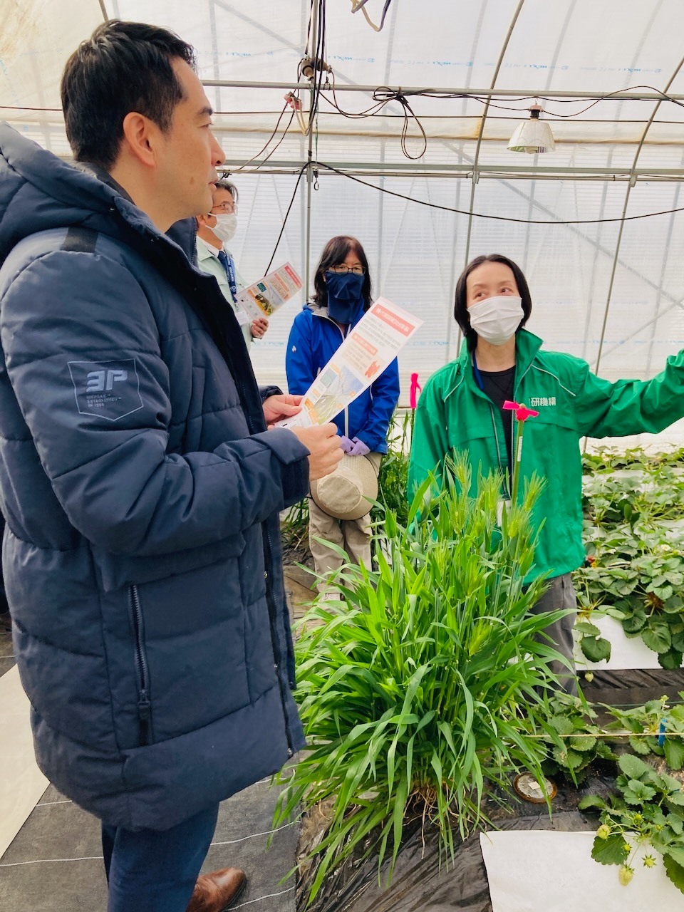 農研機構を見学する様子