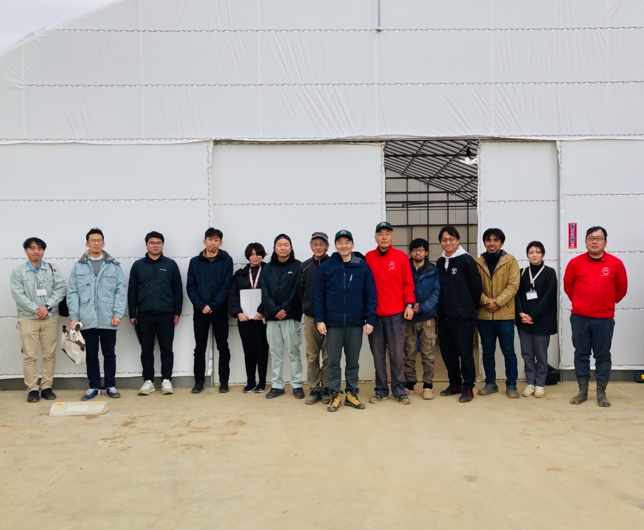 農家さんたちと。市役所からは給食を所管している健康教育課の管理栄養士と農業政策課から参加。