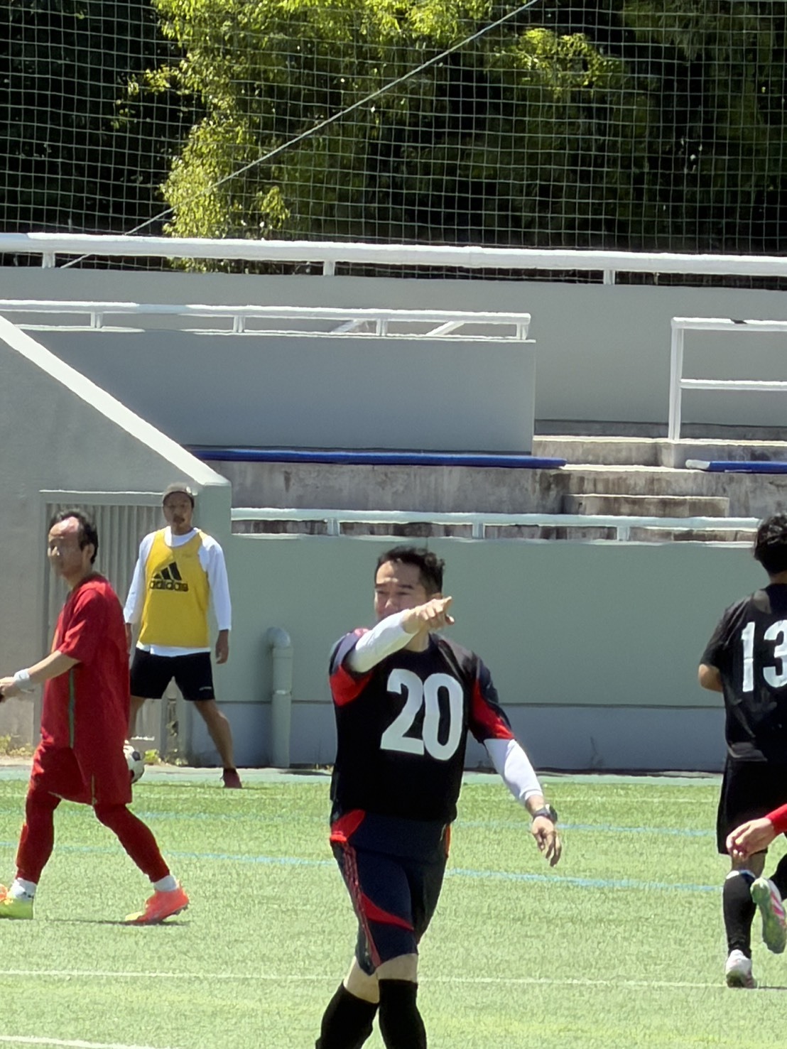 サッカーをプレイする市長