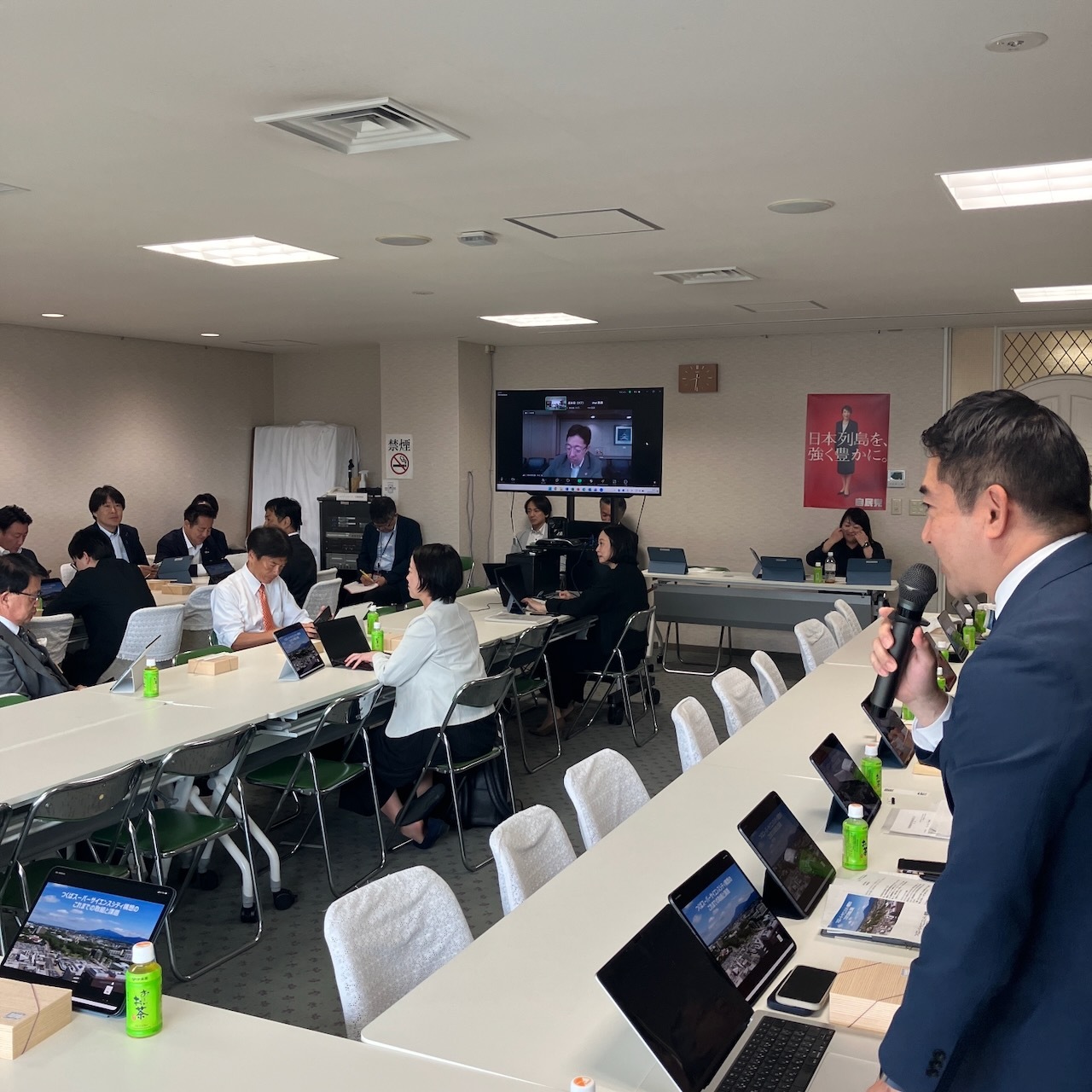 自民党行政改革推進本部PTにて、市の現状についてプレゼンする市長