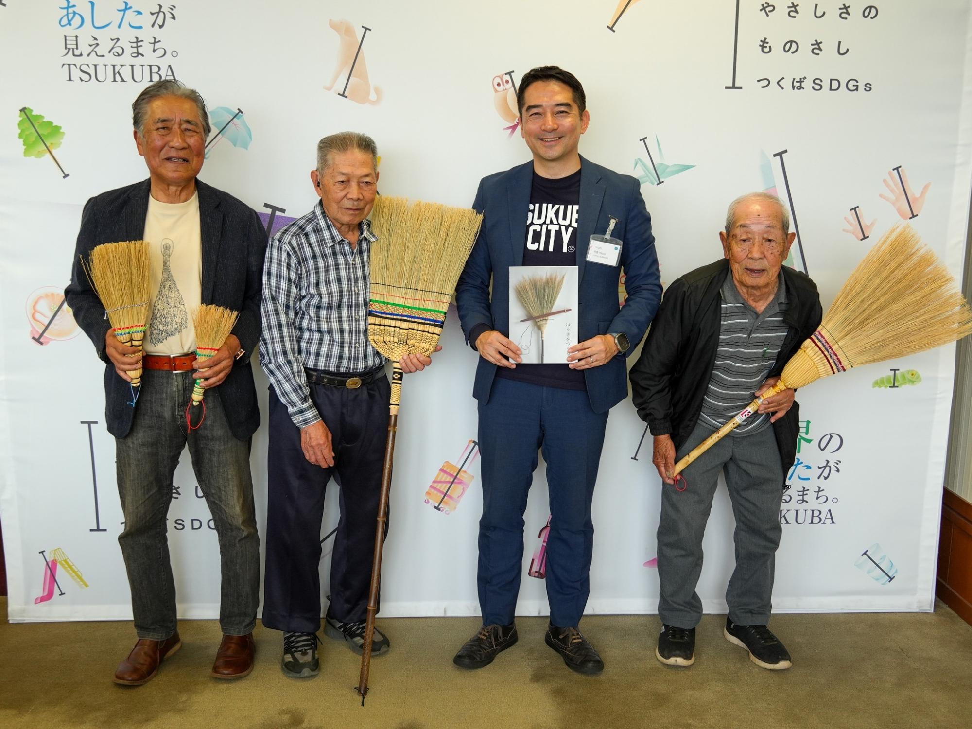 茨城県伝統工芸士の三人との記念写真
