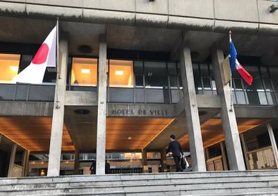 左に日本の国旗、右にフランスの国旗が掲げられている、グルノーブル市役所の入り口の写真