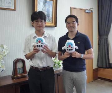 片野芽瑠笙さんと五十嵐市長の写真
