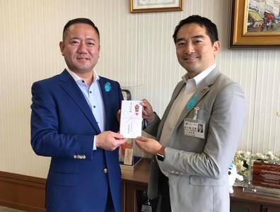 神谷委員長と五十嵐市長が白い封筒を持っている写真