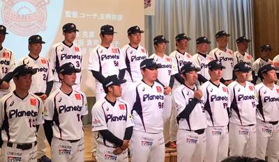 野球のユニフォームを身につけた男性数人が整列している写真。