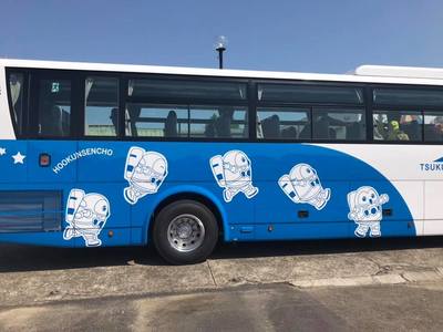 つくば市のイメージキャラクターのフックン船長が描かれたラッピングデザインが施されているバスの新車両の写真