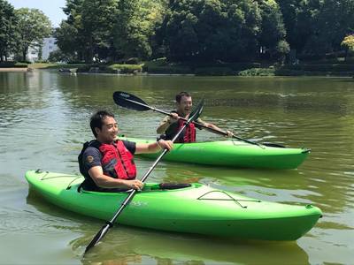 緑のカヌーに乗ってカヌーを体験する和田社長と五十嵐市長の写真