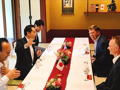 H.E.Paul Madden駐日英国大使とMr.Chris Heffer 参事官と五十嵐市長達が会食をしている写真