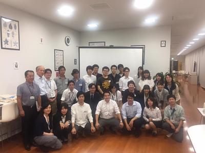 筑波大学大学生と市職員、市長の記念撮影