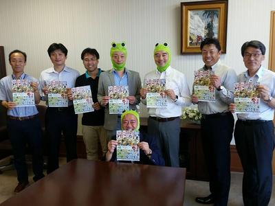 筑波山ガマまつり実行委員会の川野委員長と神谷副議長、委員会のみなさまと五十嵐市長がチラシも持っている写真