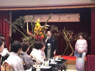 筑波山華やぎプロジェクト「百人きもの」に参加して挨拶する五十嵐市長の写真